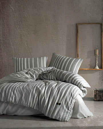 Juego de cama gris oscuro con rayas gris claro