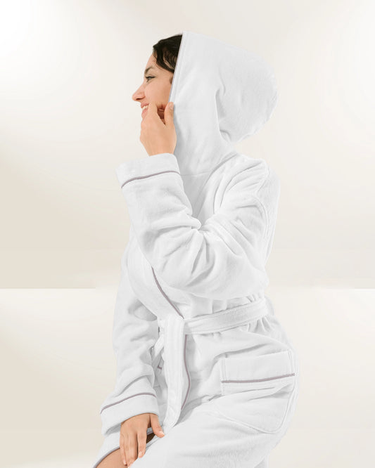 Albornoz de terciopelo blanco