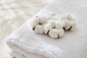 Why Do Luxury Hotels Prefer 100% Cotton Towels and Sheets?