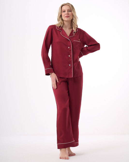 Conjunto de pijama con rosas rojas